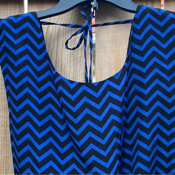 Forever 21 Romper, tie belt and tie neck. Blue & Black Chevron Print, NWT Size L - Picture 3 of 6